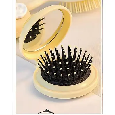 round hairbrush primary image